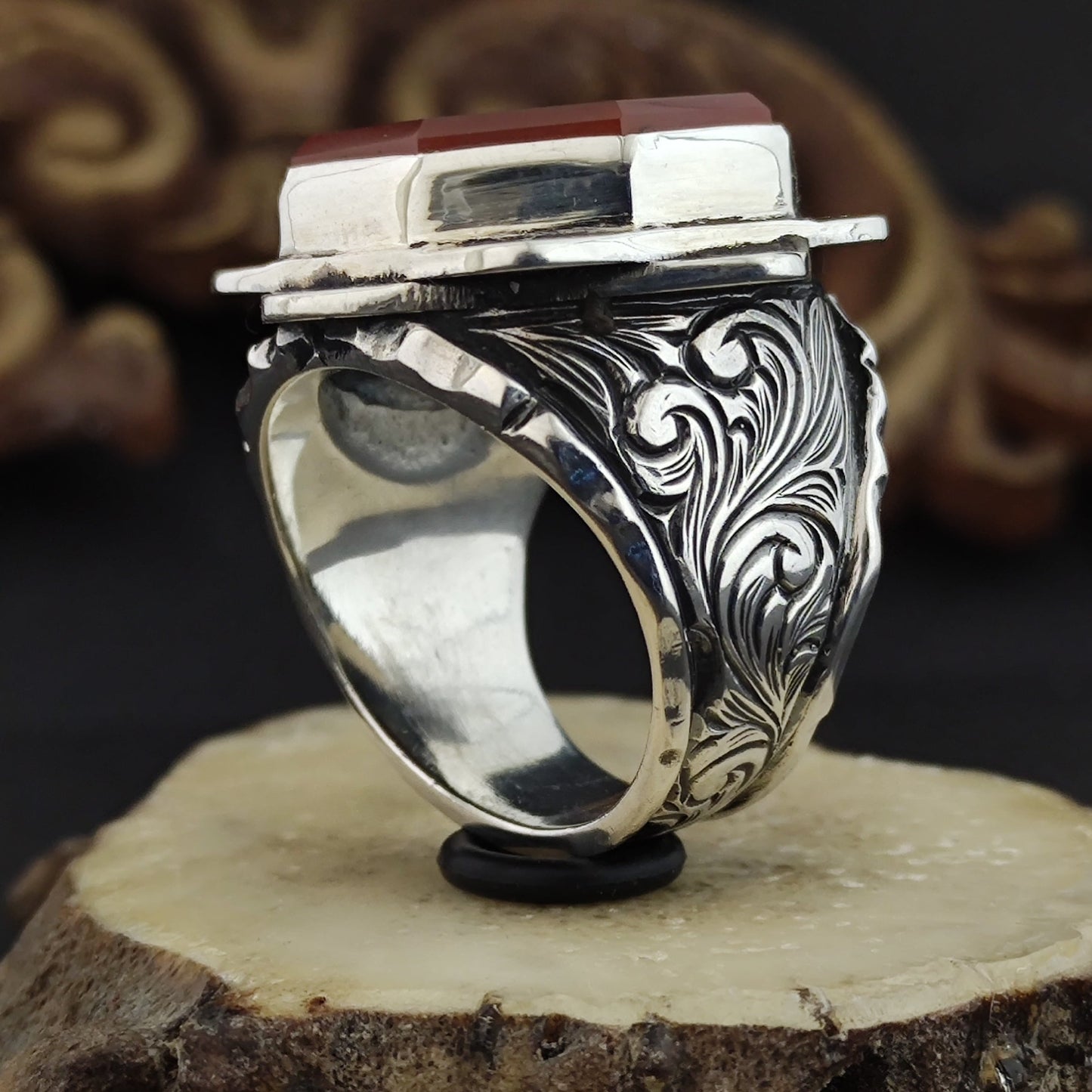 The ring worn by Osman in the TV series Establishment Osman, Double-headed eagle carving with the Seljuk coat of arms on agate stone.