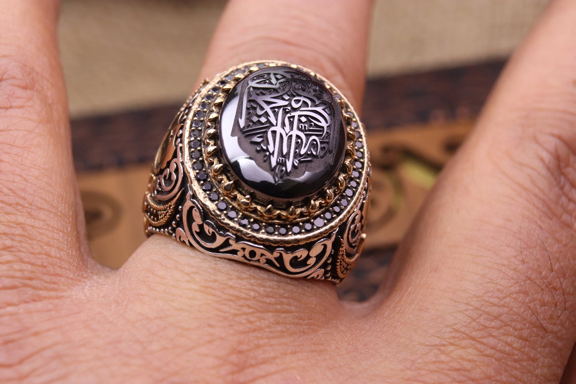 "La Tahzen Innallahe Meana" Arabic Don't worry, Allah is with us is engraved on the Hematite Stone. 925 Sterling Silver Men's Ring1